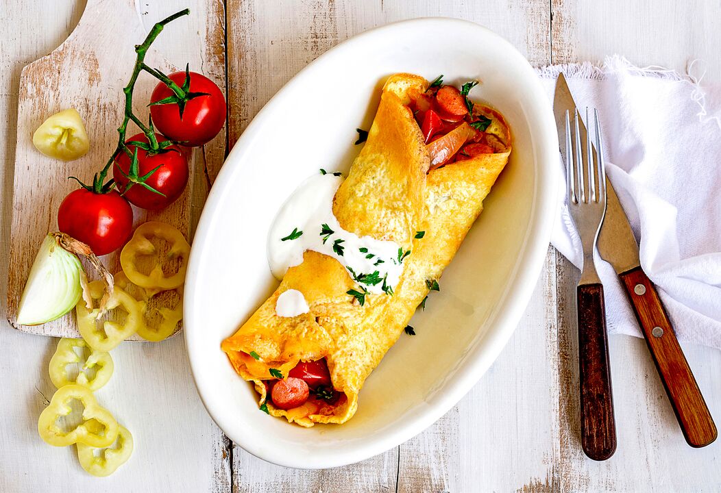 Au petit-déjeuner, ceux qui maigrissent avec un régime cétogène mangent une omelette avec du fromage, des légumes et du jambon. 