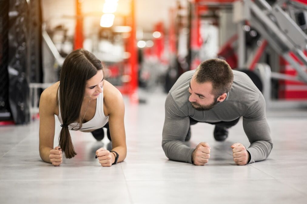 Un homme et une femme exécutent l'exercice Plank, conçu pour tous les groupes musculaires